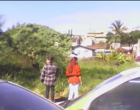 Vítima de assalto (à direita), Ione Bossa acompanha trabalho da Polícia Militar para localizar e prender bandidos - Foto: Luiz Demétrio