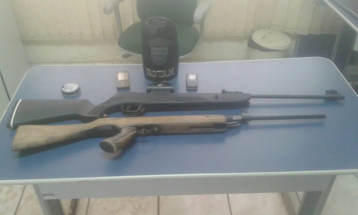 Duas armas foram apreendidas com os suspeitos durante a operação (Foto - Reprodução/WhatsApp)