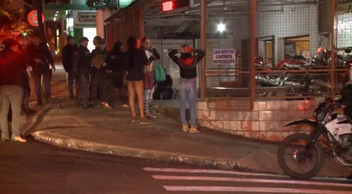 De acordo com a vizinhança, a movimentação nas esquinas é intensa todos os dias. (Foto - Rodrigo Marques/Rede Massa)