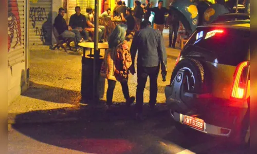 
							Marcelo Adnet é flagrado trocando carinhos com mulher no RJ
						
						