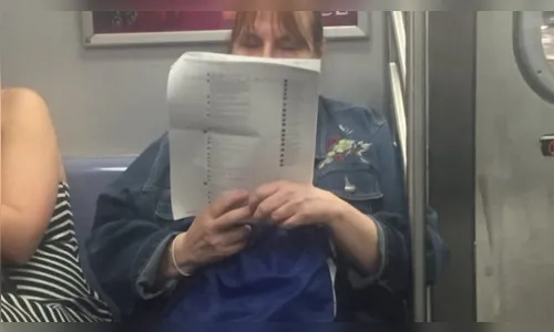 Mulher é flagrada lendo 15 páginas impressas de comentários do Facebook 