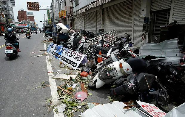 Motos derrubadas pelo tufão Nepartak. Foto: Tyrone Siu/Reuters
