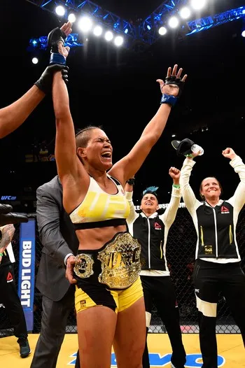 Amanda Nunes se torna a primeira brasileira campeã do UFC. (Foto: Getty Images)