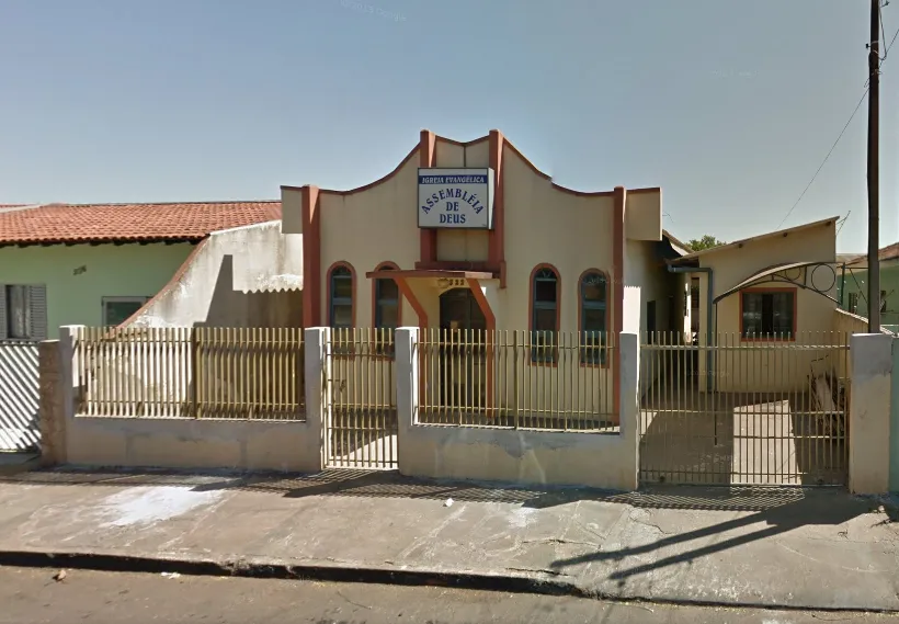 Igreja evangélica foi teve porta arrombada por bandidos para que bandidos pudessem entrar e efetuar o crime (Foto - Reprodução/Google Street View)