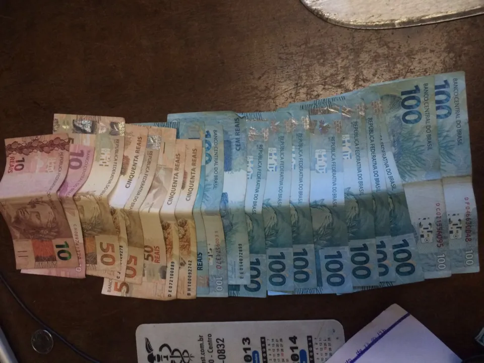 A PM encontrou cerca de R$1600,00 com uma suspeita (Foto - Reprodução/WhatsApp)