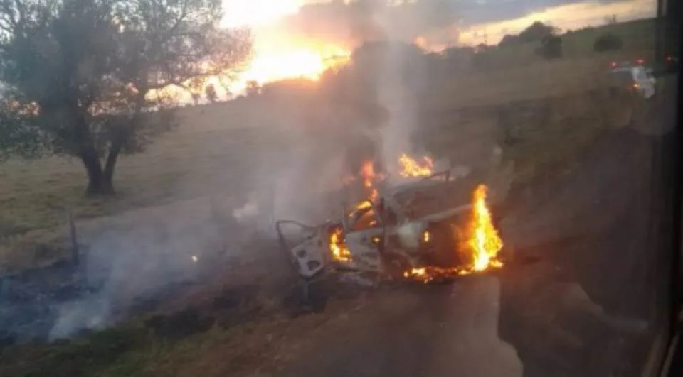 Veículo pegou fogo após atropelamento de vaca na PR-182 - Foto: Pérola News via Portal da Cidade Umuarama