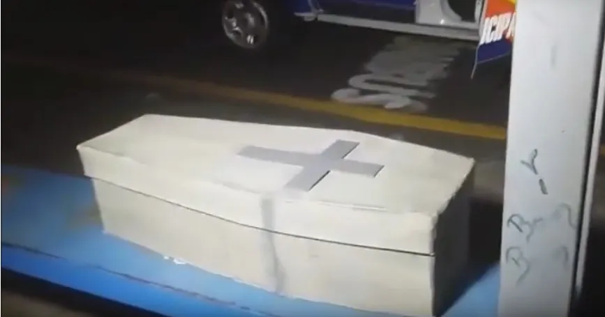 Pessoas residentes no Conjunto Ney Braga, na zona oeste de Maringá, localizaram um caixão com uma cruz na tampa - Foto: Reprodução/Divulgação