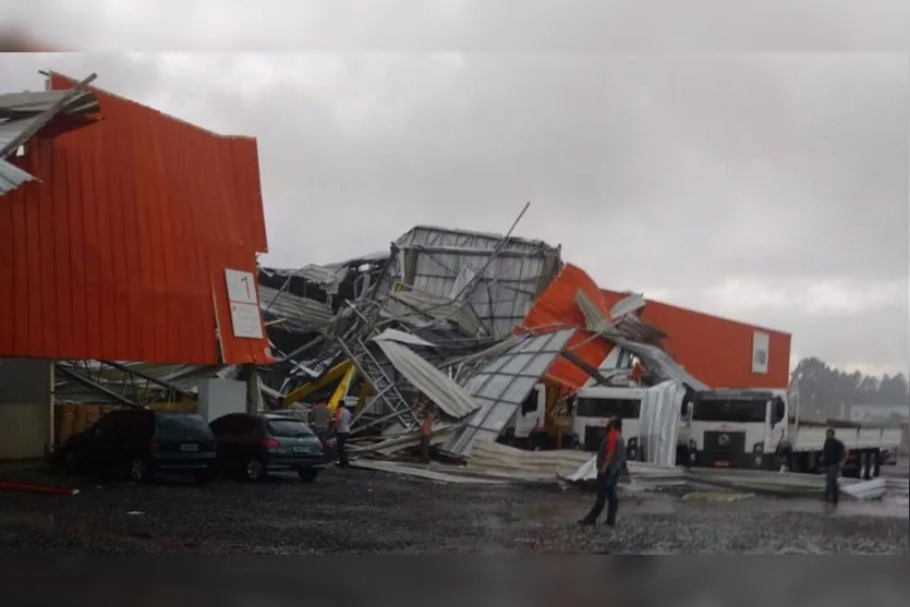  Em Ponta Grossa, o barracão de uma empresa desabou e deixou três trabalhadores soterrados - Foto: Reprodução/Divulgação 