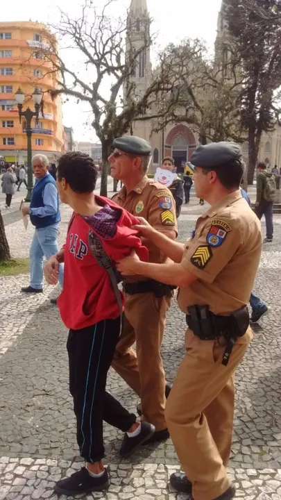 Rapaz foi detido após tentativa de apagar a Tocha (Foto - Reprodução/Rede Massa)