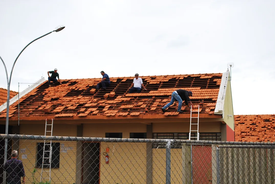 Em situações de tempestade, vendavais e granizo, quando o telhado da residência for danificado, os moradores tendem a subir até o local para realizar o conserto - Foto: Divulgação/imagem ilustrativa
