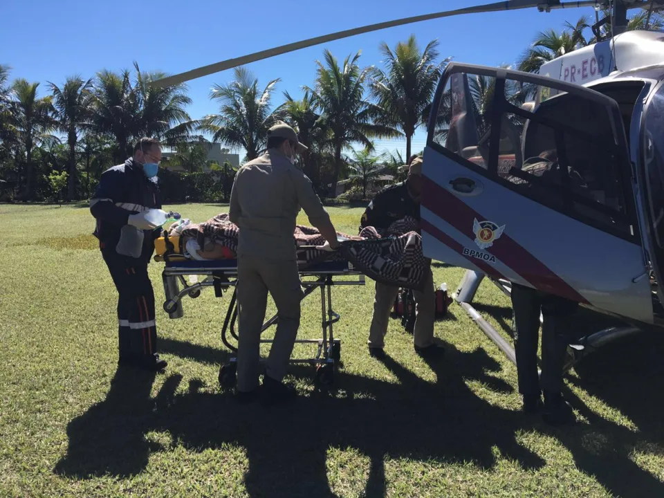 Helicóptero do Graer durante socorro a vítimas de acidente - transporte emergencial - Foto - Divulgação