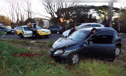 Três pessoas ficam feridas após colisão com dois carros em Cambé