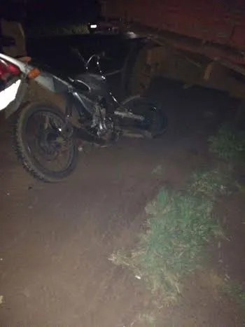 Motocicleta pilotada por jovem colidiu com trator na região do Vale do Ivaí e adolescente morreu - Foto: Divulgação