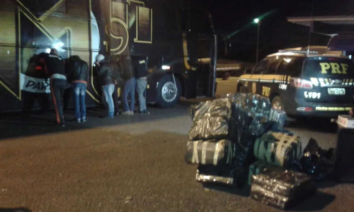 Seis integrantes de banda do Paraná foram detidos após a PRF localizar mais de 1,4 t de maconha em ônibus do grupo musical - Foto - Divulgação - PRF