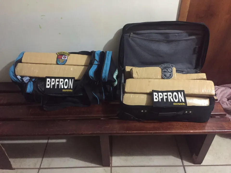 Policiais apreenderam quase 30 quilos de maconha dentro das malas. Foto: PM/Divulgação