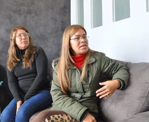 Dona Amélia (de jaqueta verde) e a sua cunhada: denúncia de abuso de autoridade contra a PM - Foto: RSN