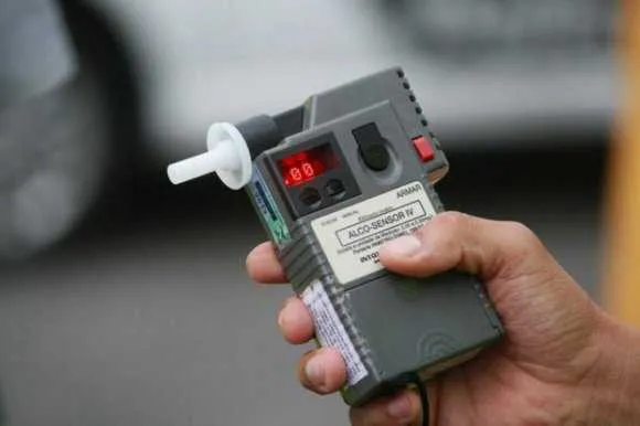 Teste do etilômetro (bafômetro) feito por motorista resultou em 1,42 mg/l, excedendo em 28 vezes o limite previsto em lei, que é de 0,05 mg/l.