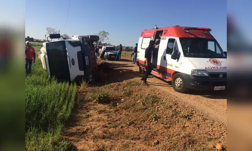 Caminhão carregado com cimento tomba em estrada rural