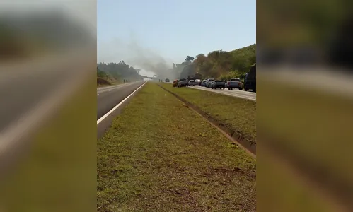 Pane elétrica causa incêndio em caminhão na BR-376 no PR