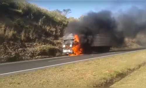 
							Pane elétrica causa incêndio em caminhão na BR-376 no PR
						
						