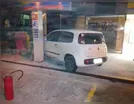 Veículo pega fogo ao invadir posto e se chocar com bomba de combustível