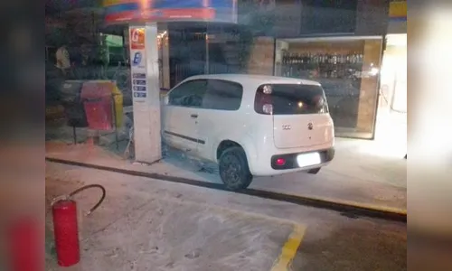 Veículo pega fogo ao invadir posto e se chocar com bomba de combustível