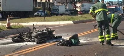 Moto explodIU após colidir contra utilitário. Condutor morreu na hora. Foto: Reprodução/Catve