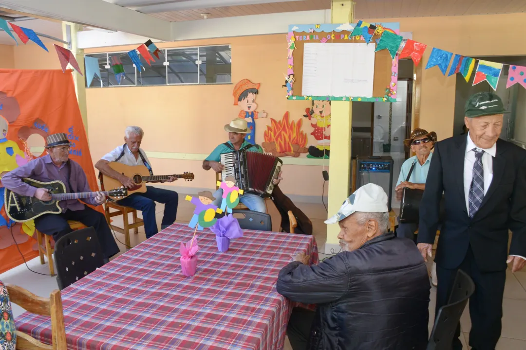 Atividade é, além de uma distração, uma forma de incentivar mais a interação dos idosos. Foto: Sérgio Rodrigo