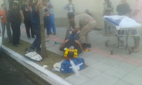 Acidente com camionete deixa motociclista ferido em Arapongas