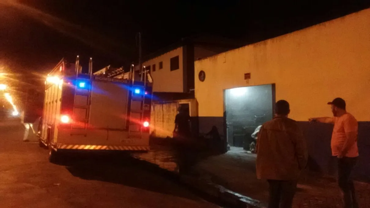 Bombeiros foram até oficina onde ocorreu princípio de incêndio em Apucarana - Foto: Maicon Sales/RTV Canal 38