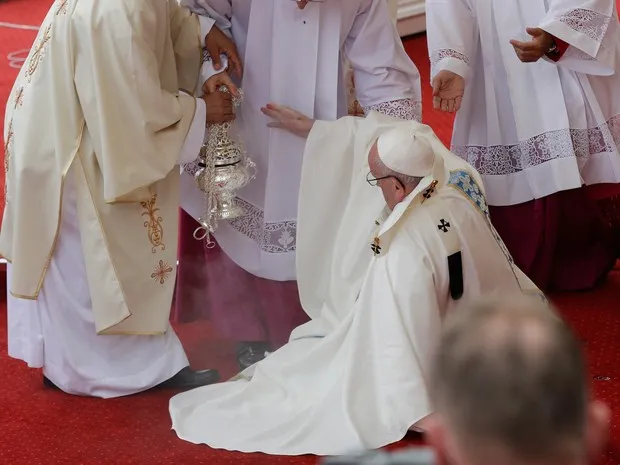 A queda sem gravidade enquanto se dirigia ao altar para celebrar uma missa (Foto: Gregorio Borgia/AP)