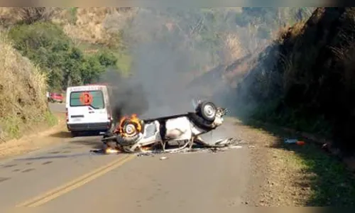 Ocupantes saem ilesas após capotamento de Fusca na Rodovia do Milho 