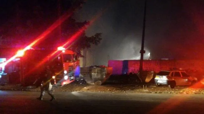Com o impacto da queda do avião, aconteceu uma grande explosão e as chamas destruíram um barracãoFoto: portal.blogdogildoalves.com.br