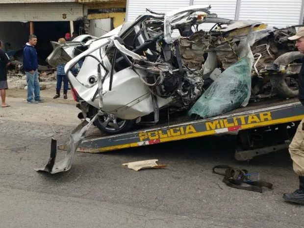Carro ficou irreconhecível após o acidente. Foto: Dino Menon / RPC