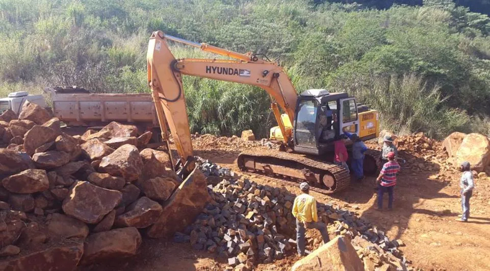 Responsáveis pela retirada das pedras de sítios em Jandaia do Sul negaram qualquer tipo de crime - Foto: Divulgação/Polícia Ambiental