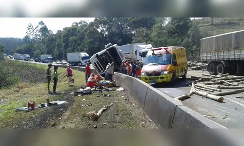 Carreta tomba e bloqueia BR-376 entre Ortigueira e Mauá da Serra 