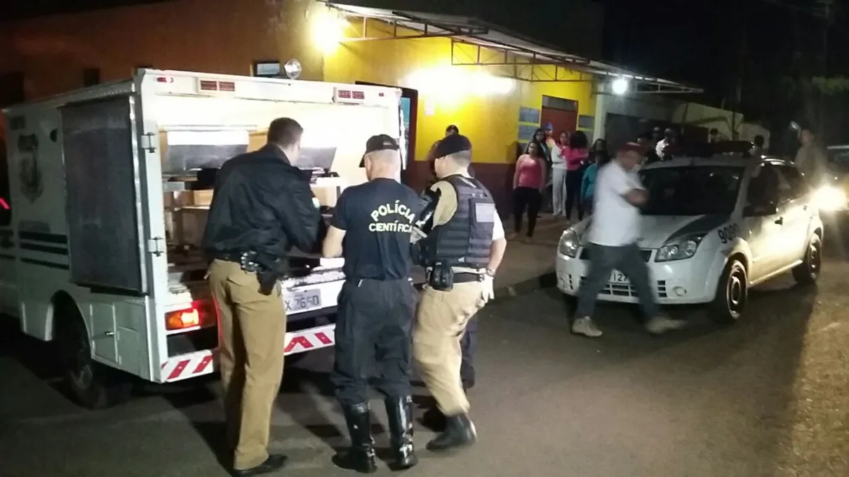 Corpo de vítima de latrocínio foi encaminhado ao IML de Apucarana; bandidos fugiram - Foto: RTV Canal 38