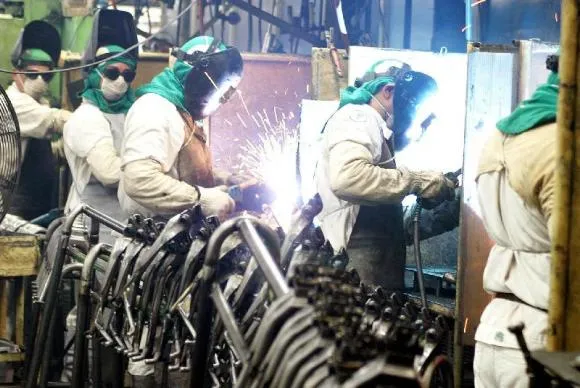 Trabalhador de uma fábrica de veículos automotores no Paraná tem uma produtividade maior do que os empregados de linhas de produção do setor nos demais Estados - Foto: Arquivo/TNONLINE/Imagem ilustrativa