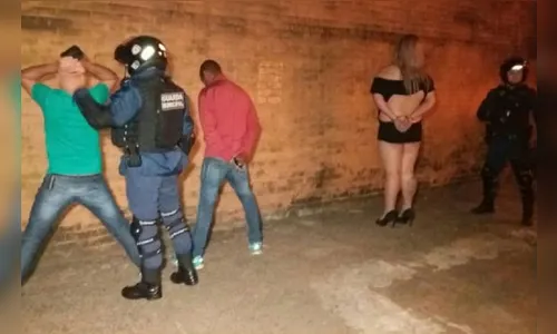 Travesti é presa com 20 pedras de crack e dinheiro em Londrina