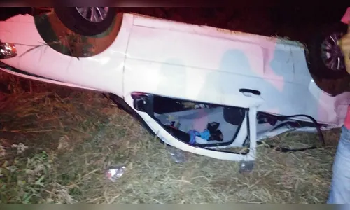 Veículo ocupado por duas moças capota na PR-218