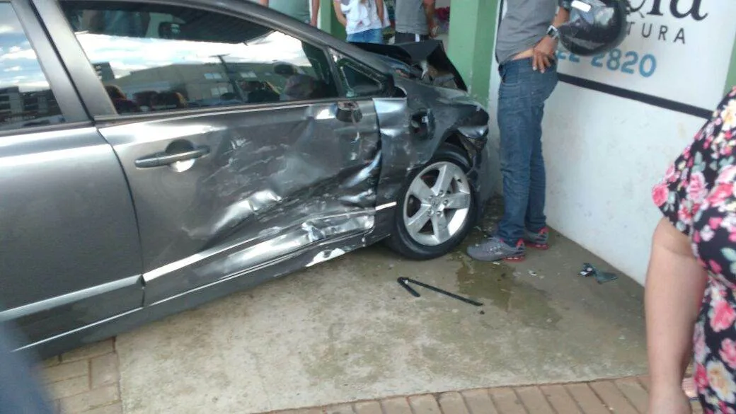 Um dos carros atingiu a fachada de uma empresa. Foto: Sérgio Rodrigo