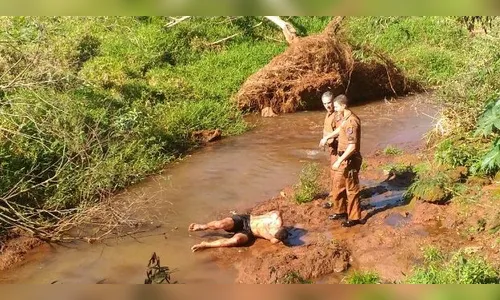 Adolescente tenta agredir policiais e leva tiro no pé