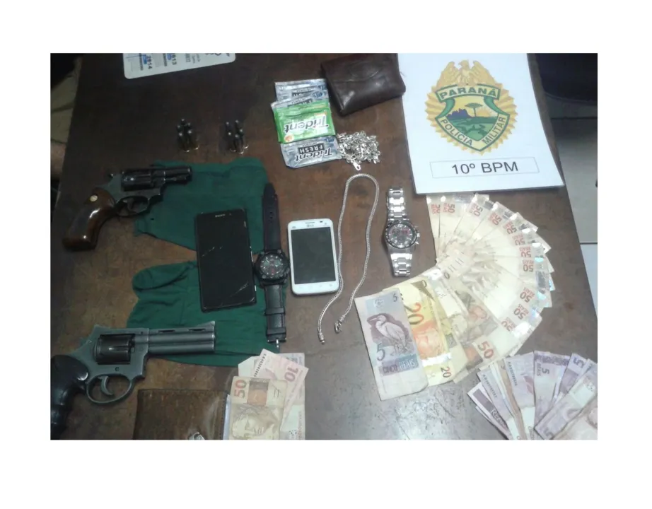 Dinheiro, armas e outros itens apreendidos com ladrões em Apucarana - Foto - RTV Canal 38
