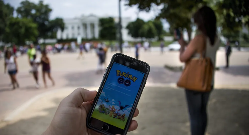 Ao usar o jogo, em que o objetivo é caçar pokémons no mundo real, usuários têm visto a bateria do smartphone acabar em poucas horas - Imagem ilustrativa