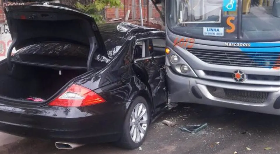 Carro colidiu contra um ônibus, porém, ninguém ficou ferido. Foto: Índio Maringá/Rede Massa