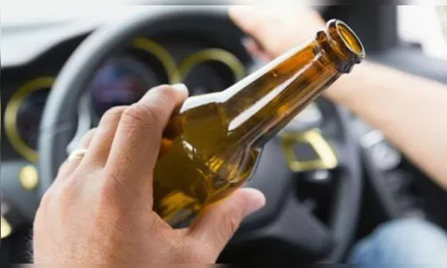 Veículo dirigido por motorista embriagado colide com três carros estacionados