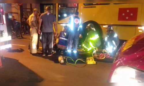 
							Mulher acaba atropelada por ônibus após cair de moto  
						
						