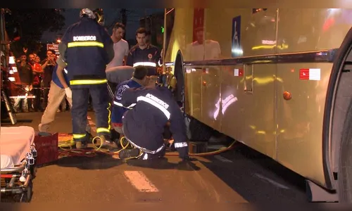 Mulher acaba atropelada por ônibus após cair de moto  