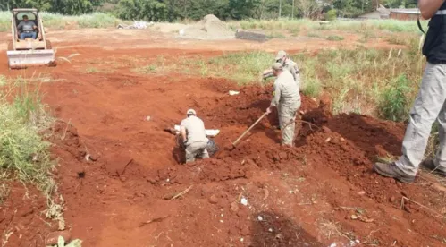O corpo de um transexual foi localizado enterrado em  terreno baldio na avenida São João, na zona leste de Londrina - Foto: Reinaldo Furlan/Rede Massa