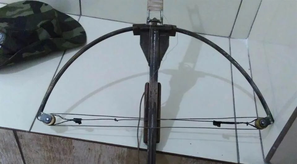 Policiais apreenderam até uma besta (tipo de arco para atirar flechas) construída artesanalmente e usada para caça - Foto: PMA/Divulgação